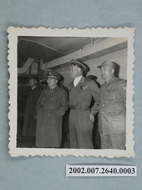 彭啟超與三名軍官並肩站立 (共1張)