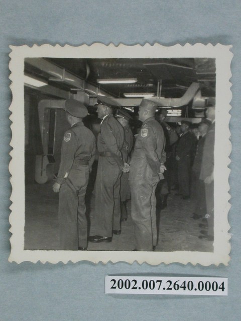 彭啟超與數名軍官側身站立 (共1張)