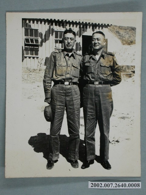彭啟超與1名官兵於鐵皮屋前合照 (共1張)
