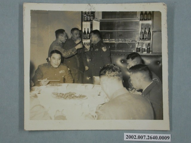 彭啟超與軍官們談話敬酒 (共1張)