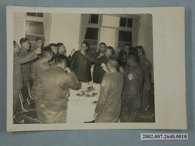 軍士們敬酒 (共1張)