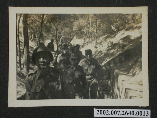陳誠與軍士們行走於戰備壕溝 (共1張)
