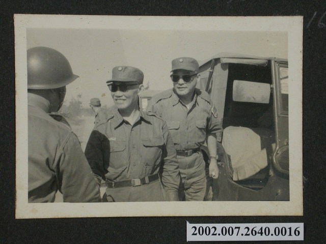 彭啟超與陳誠下車 (共1張)