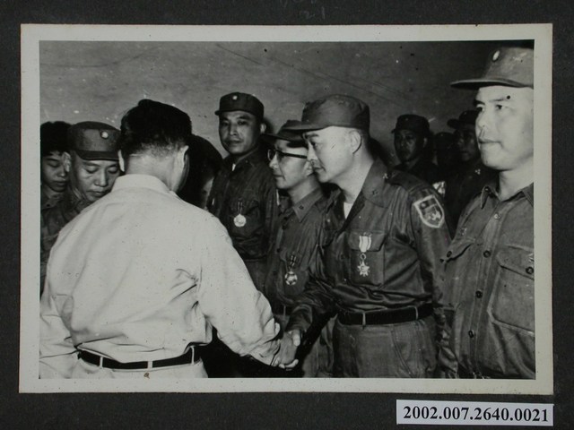 彭啟超與軍官握手 (共1張)