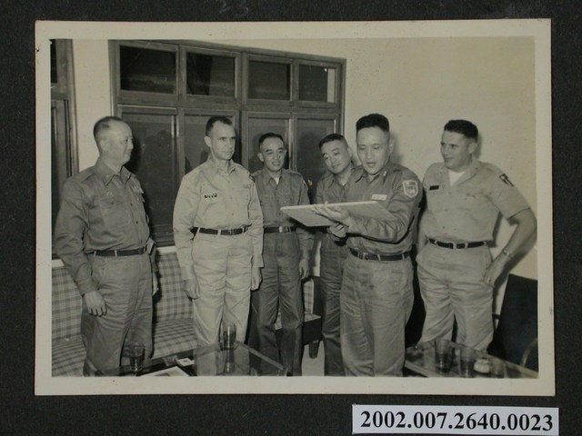 彭啟超與5名官兵討論中 (共1張)