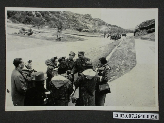 軍人與婦女 (共1張)