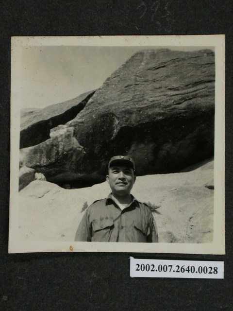 軍人於大石前獨照 (共1張)