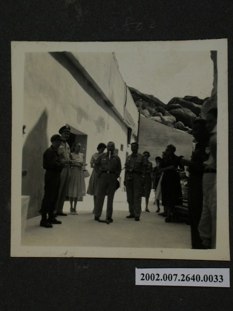 軍人與婦女 (共1張)