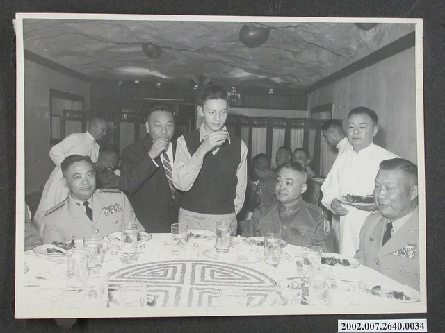 蔣經國及其公子敬酒 (共1張)