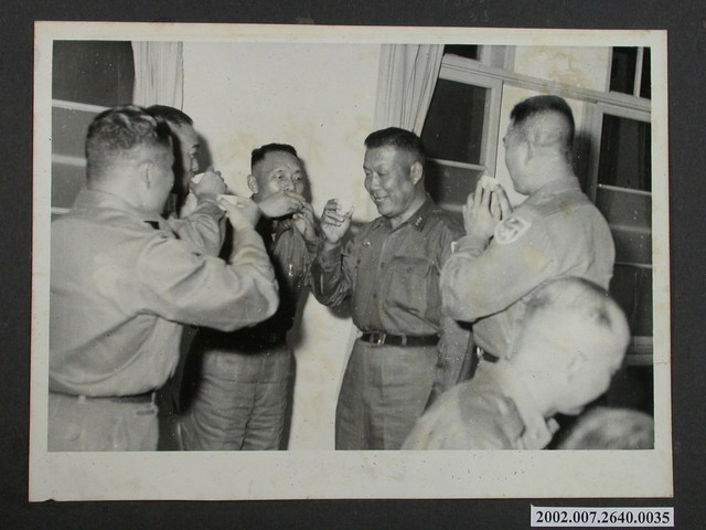 四名軍官向劉安祺上將敬酒 (共1張)