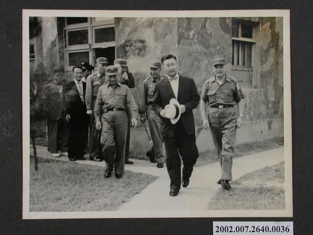 彭啟超與眾人行走 (共1張)