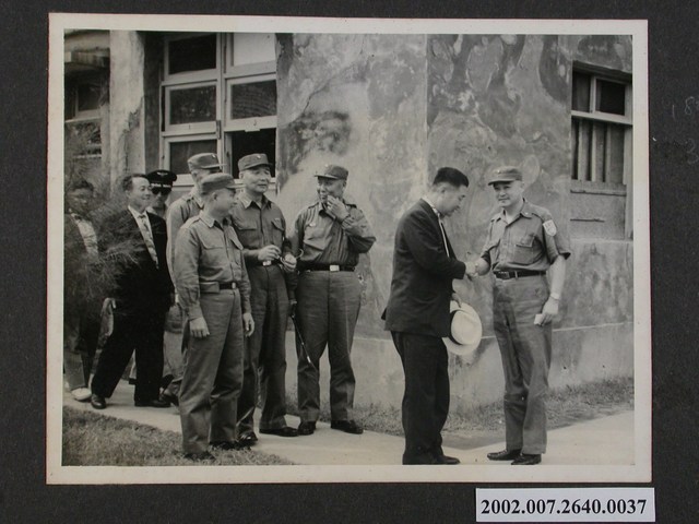 彭啟超與劉安祺及胡璉將軍站立於某建物前 (共1張)