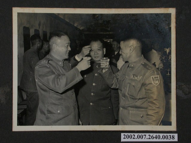彭啟超與兩位軍官敬酒 (共1張)