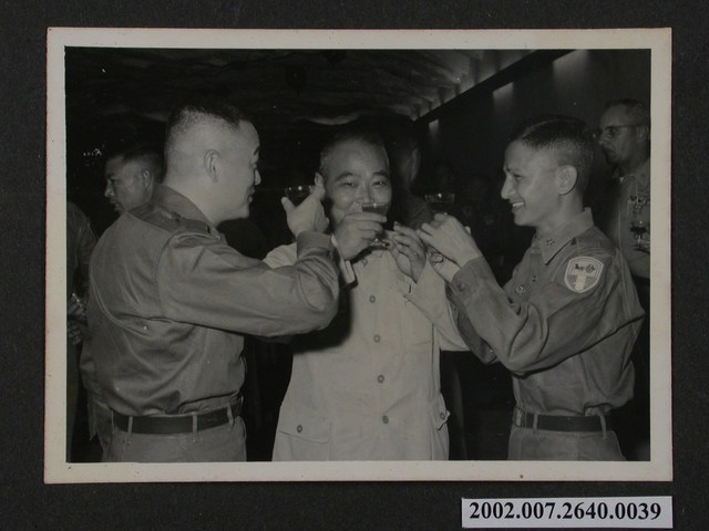 彭啟超與兩位軍官敬酒 (共1張)