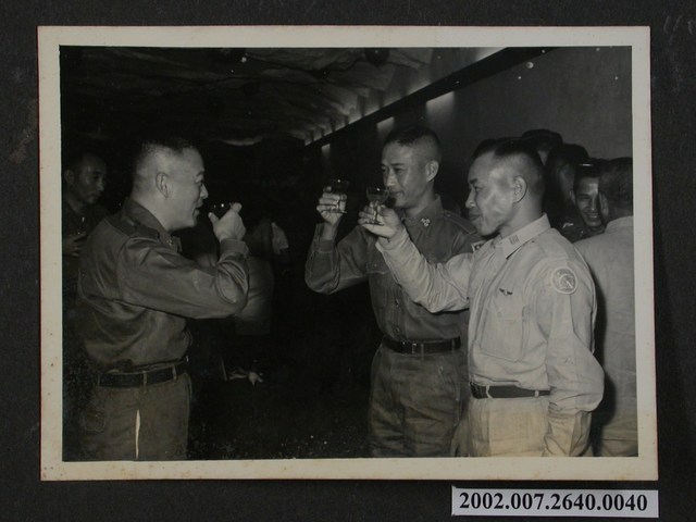 彭啟超與兩位軍官敬酒 (共1張)