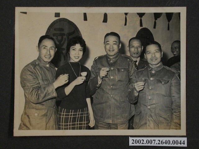 彭啟超與三名軍官一名女士合影 (共1張)