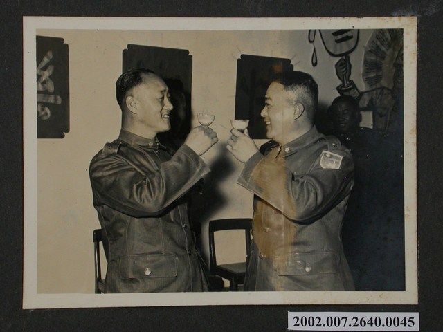 彭啟超與一名軍官對望敬酒 (共1張)