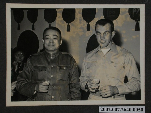 彭啟超與一名外國軍官合影 (共1張)