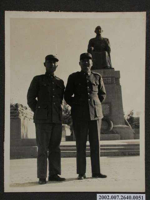 彭啟超與一名軍官合影 (共1張)