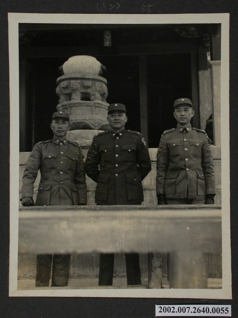 彭啟超與二名軍官於石雕前合影 (共1張)