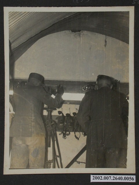 兩名軍人操作儀器 (共1張)