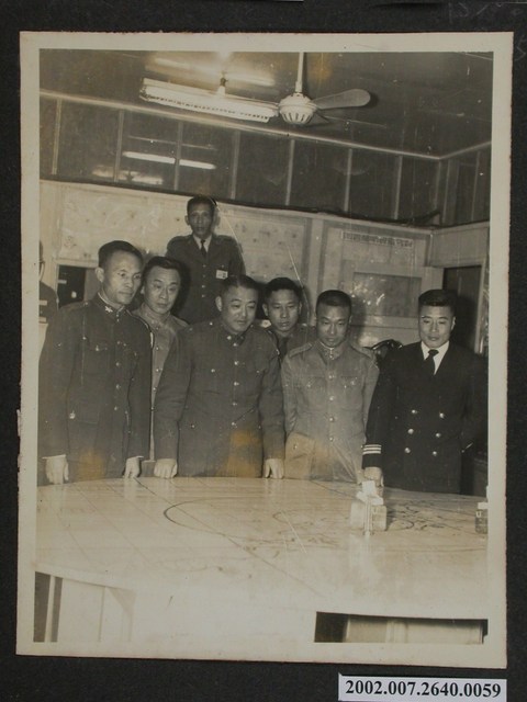 彭啟超與六位軍官看平面地圖 (共1張)