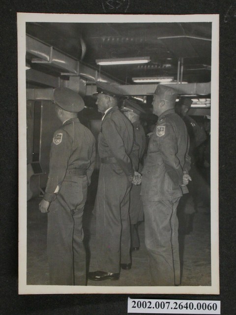 彭啟超與數名軍官側身站立 (共1張)