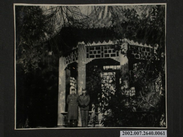 二名軍人於涼亭前合影 (共1張)