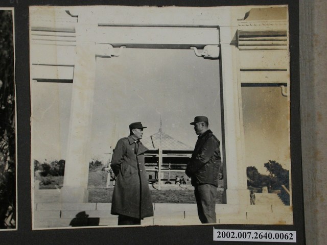 彭啟超與一名軍官對望談話 (共1張)