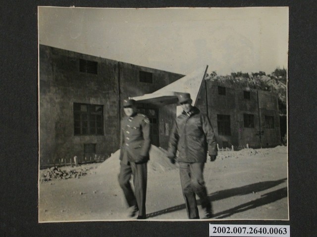 兩名軍人行走於室外 (共1張)