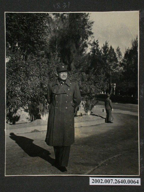 彭啟超站立於路旁 (共1張)