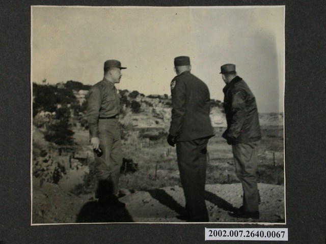 三名軍官望向草地 (共1張)