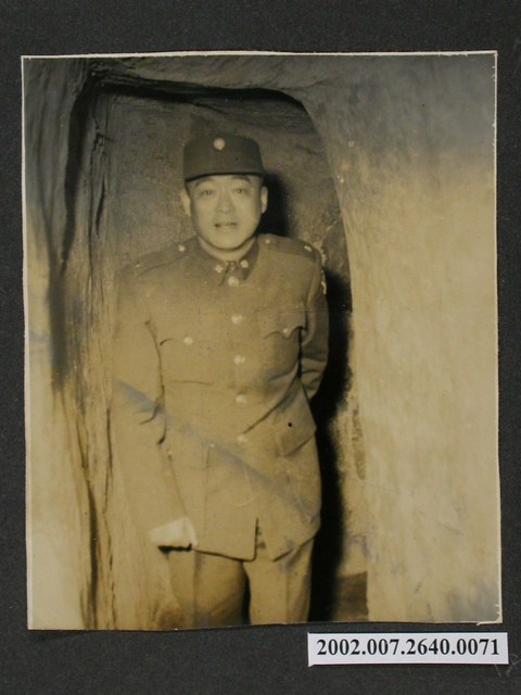 彭啟超站立於窄道 (共1張)