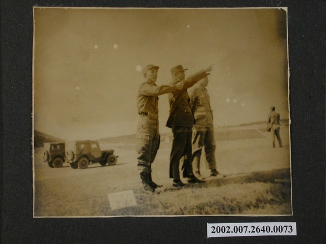 彭啟超與兩名軍人合影 (共1張)