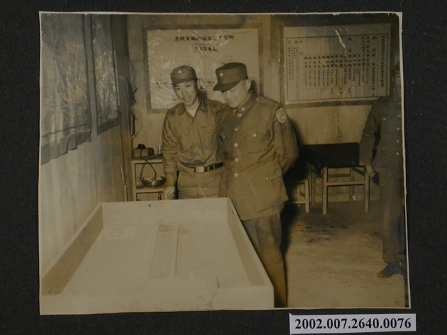 彭啟超觀察建築模型 (共1張)