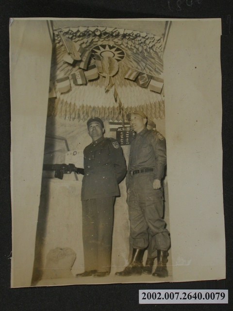 彭啟超與兩名軍人站立於室內 (共1張)