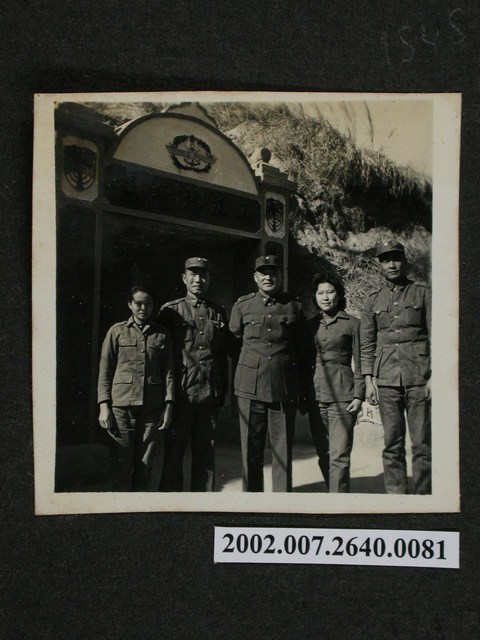 彭啟超與二名軍官及兩名女性合影 (共1張)