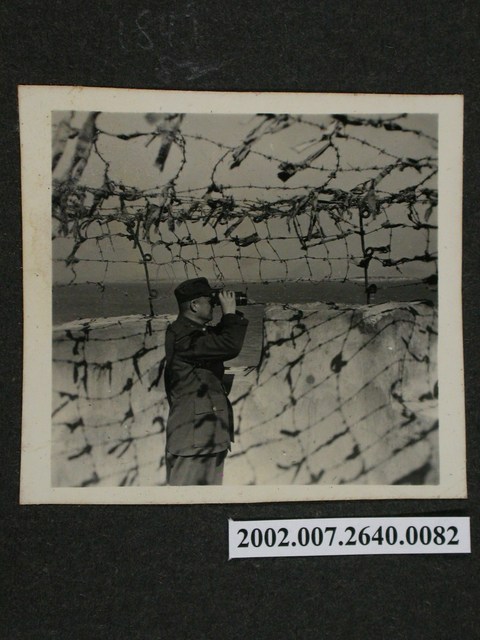 彭啟超持望遠鏡遠望 (共1張)