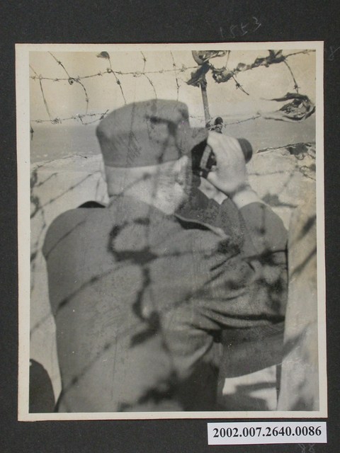 1名官兵偵查望遠 (共1張)