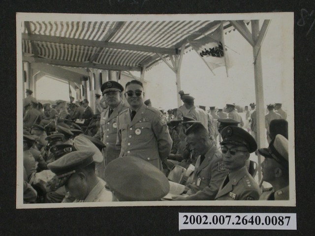 彭啟超站立於室外一群軍人中 (共1張)