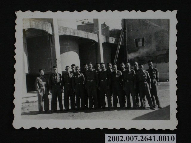 彭啟超及十五名軍人合影 (共1張)