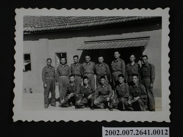 彭啟超及十二名軍人合影 (共1張)