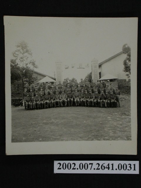 五十一名軍人合影於還我河山門牌前 (共1張)