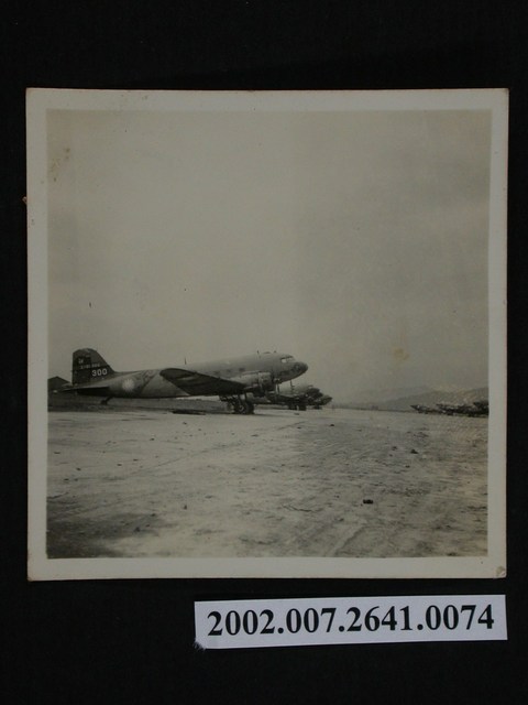 停放於空地的飛機 (共1張)