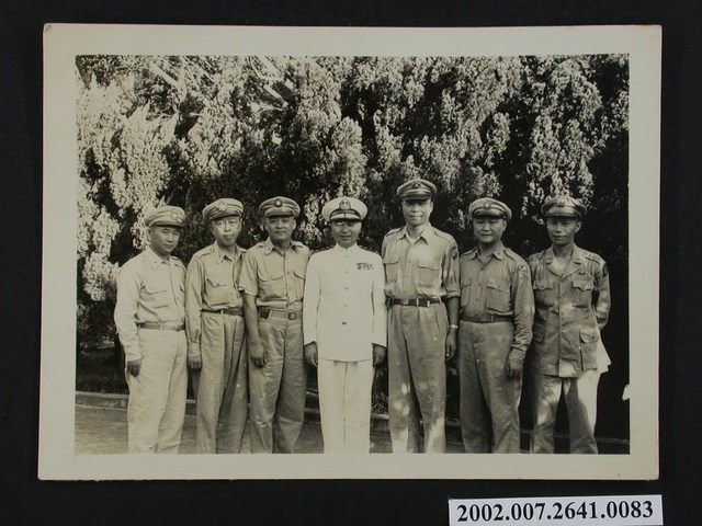 彭啟超及六名軍人合影 (共1張)