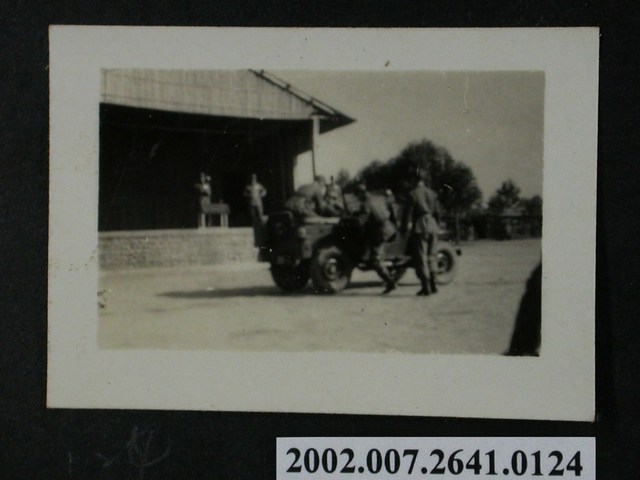 行駛軍用車 (共1張)