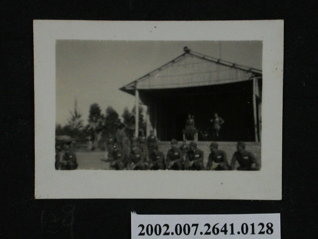 數名軍人於建築物前方呈現蹲姿 (共1張)