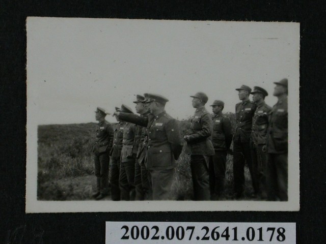 十一名軍人齊聚 (共1張)