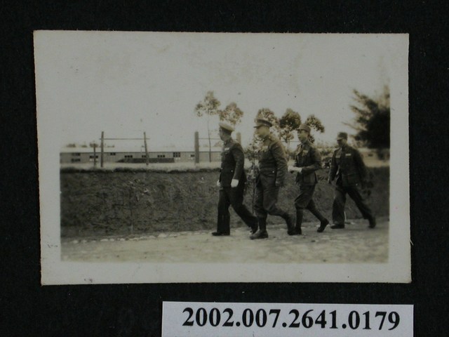 四名軍官一同行走 (共1張)