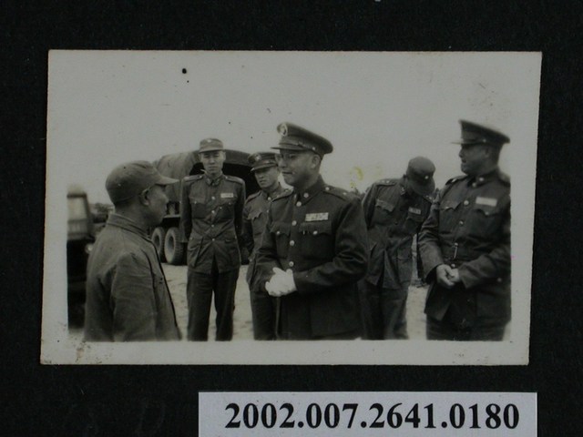 互望的兩名軍人 (共1張)